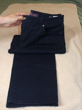 Women's Gloria Vanderbilt Amanda dark wash jeans. size 12. New.